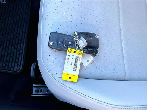 Used 2021 Volkswagen Tiguan SE R-Line image 32