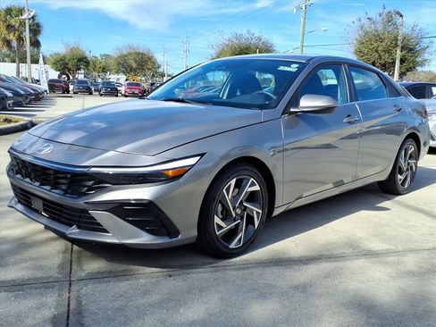 New 2025 Hyundai Elantra SEL image 3