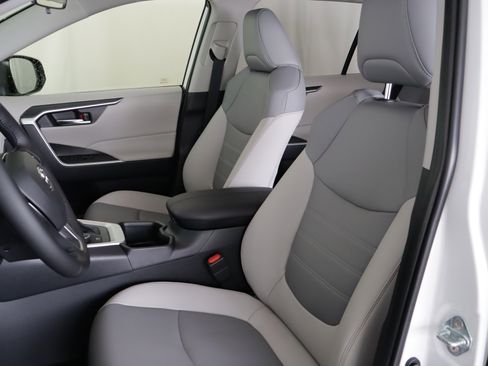 Used 2025 Toyota RAV4 XLE Premium w/ Weather Package image 8