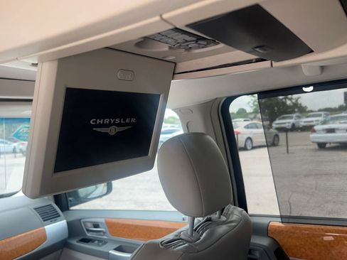 Used 2008 Chrysler Town & Country Limited w/ Entertainment Group #3 FWD image 19