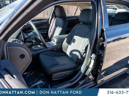 Used 2022 Chrysler 300 Touring w/ Sport Appearance Package image 4