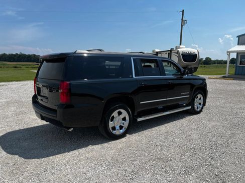 Used 2019 Chevrolet Suburban LT w/ LT Signature Package AWD/4WD image 3