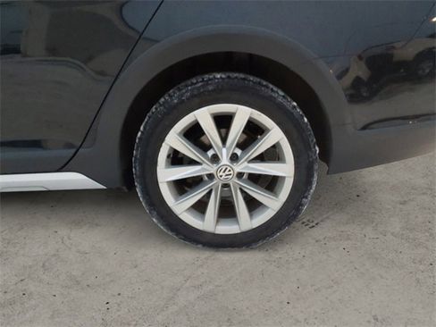 Used 2018 Volkswagen Golf Alltrack image 14