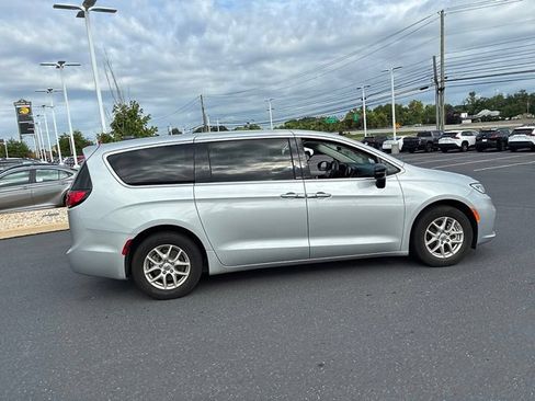 Used 2024 Chrysler Pacifica Touring-L FWD image 6