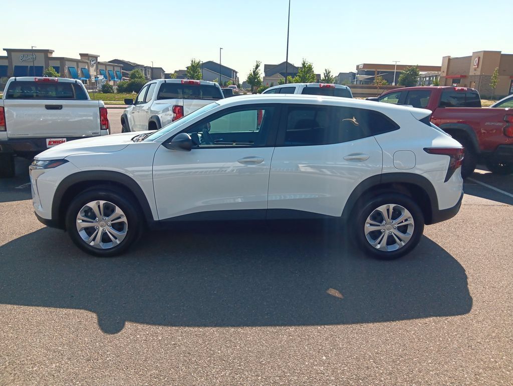 Used 2026 Chevrolet Trax LS FWD image 2