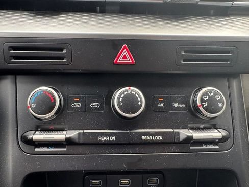 Used 2023 Kia Carnival LX FWD image 21
