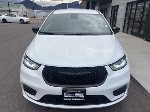 Used 2024 Chrysler Pacifica Select image 2