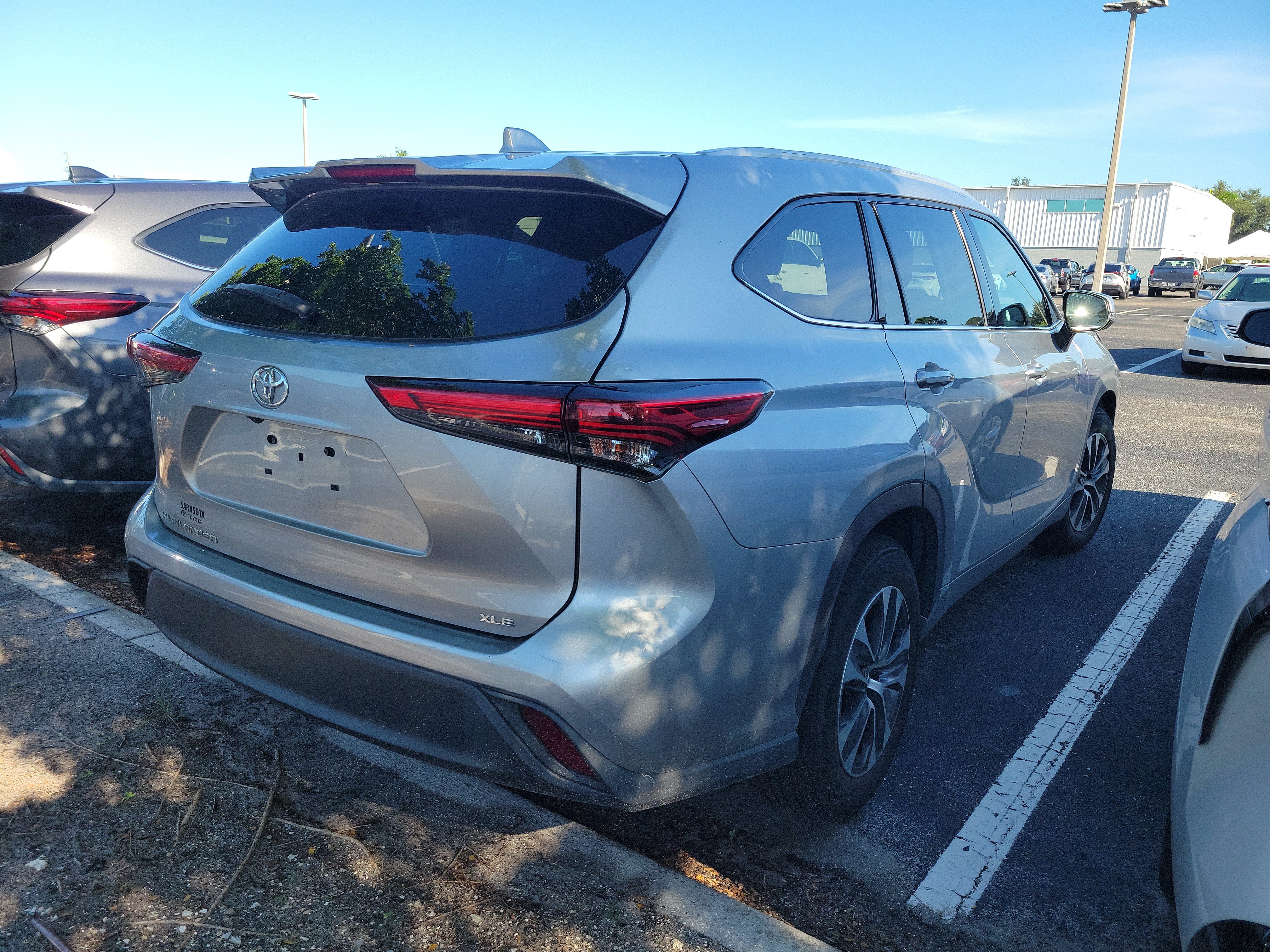 Used 2022 Toyota Highlander XLE FWD image 6
