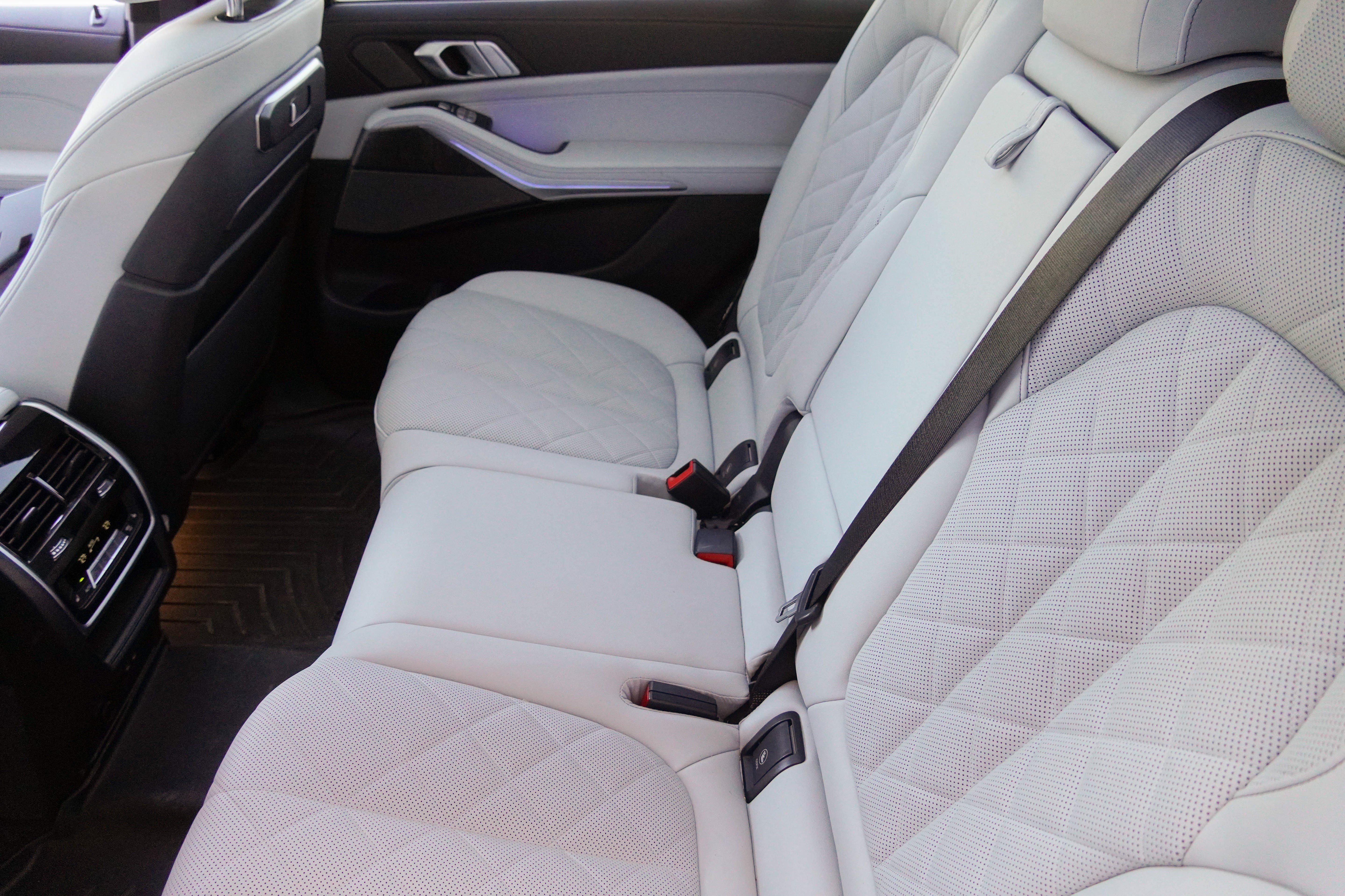 Certified 2024 BMW X7 xDrive40i w/ Premium Package AWD/4WD image 37