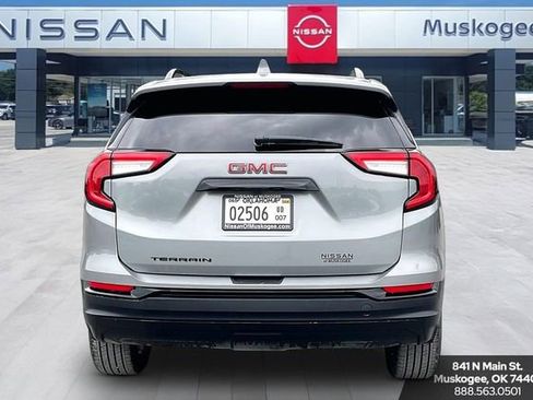 Used 2024 GMC Terrain SLE w/ Driver Convenience Package FWD image 6