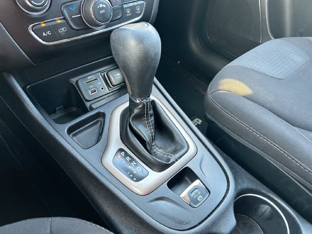 Used 2017 Jeep Cherokee Latitude FWD image 22