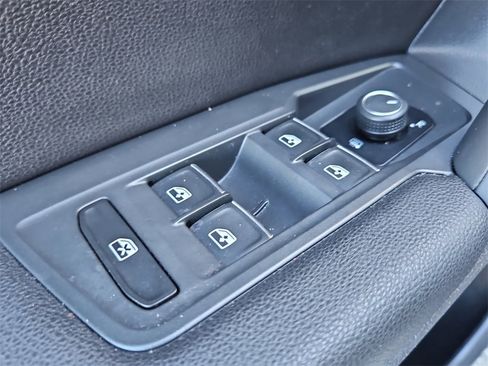 Used 2018 Volkswagen Tiguan SE w/ Panoramic Sunroof Package image 34