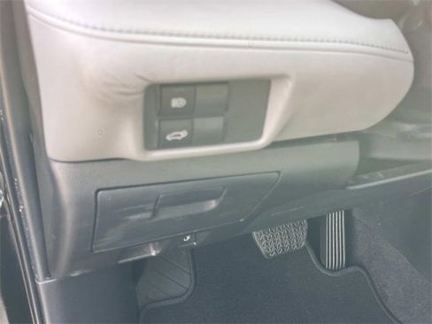 Used 2023 Toyota Highlander LE image 30