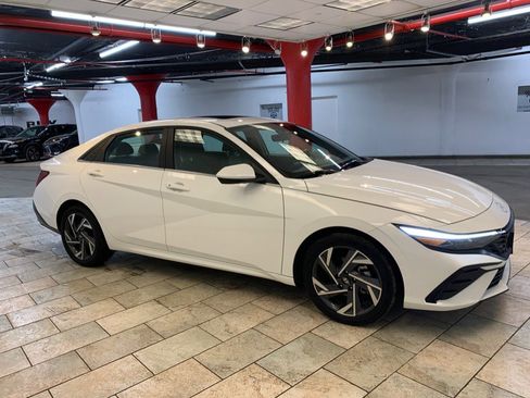 Used 2025 Hyundai Elantra SEL image 7