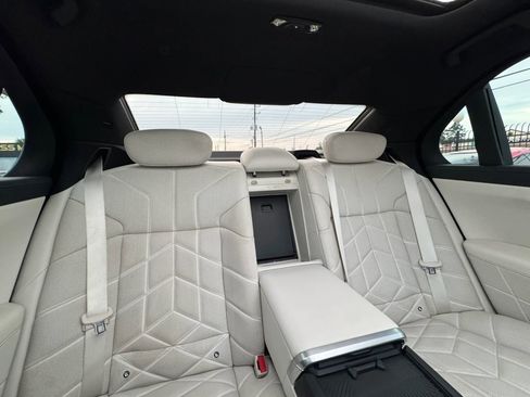 Used 2023 BMW 760i xDrive w/ Executive Package AWD/4WD image 39