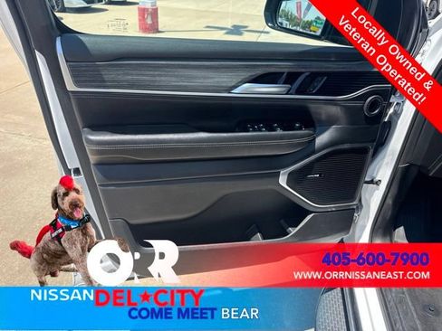 Used 2024 Jeep Wagoneer L Series II RWD image 15