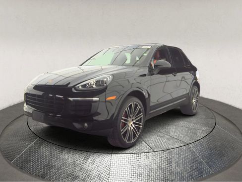 Used 2017 Porsche Cayenne Platinum Edition image 3