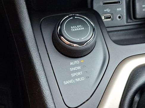 Certified 2018 Jeep Cherokee Limited AWD/4WD image 30