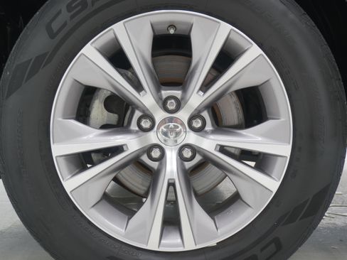 Used 2014 Toyota Highlander XLE FWD image 32