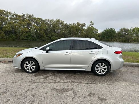 Used 2020 Toyota Corolla LE image 2