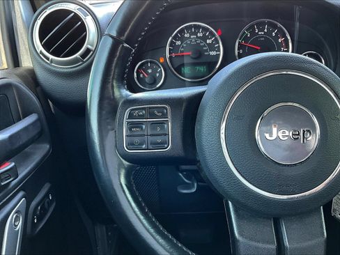 Used 2018 Jeep Wrangler Unlimited Sahara w/ Connectivity Group AWD/4WD image 14