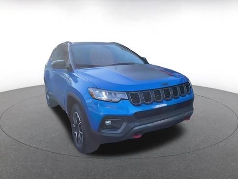 Used 2025 Jeep Compass Trailhawk image 3