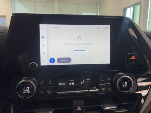Used 2024 Toyota Highlander LE FWD image 19