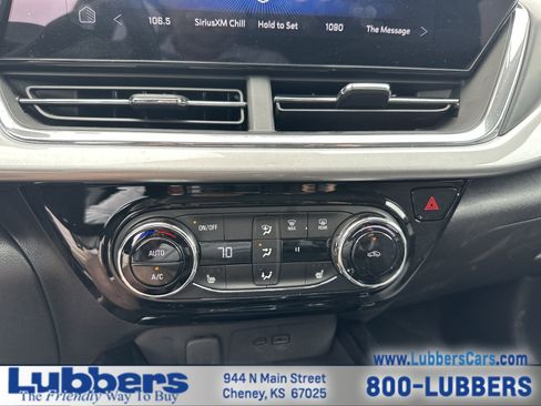 Used 2025 Chevrolet Trax LT w/ LT Convenience Package FWD image 17