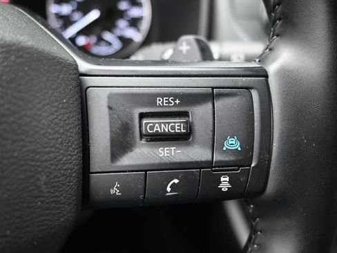 Used 2025 Nissan Rogue SV FWD image 27