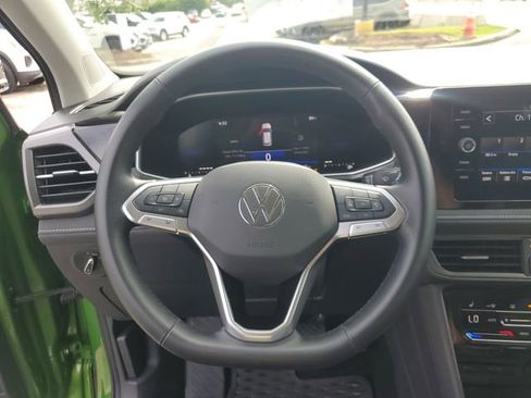 Used 2025 Volkswagen Taos SE FWD image 26