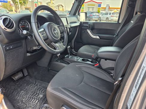 Used 2017 Jeep Wrangler Unlimited Rubicon w/ Cold Weather Group AWD/4WD image 6