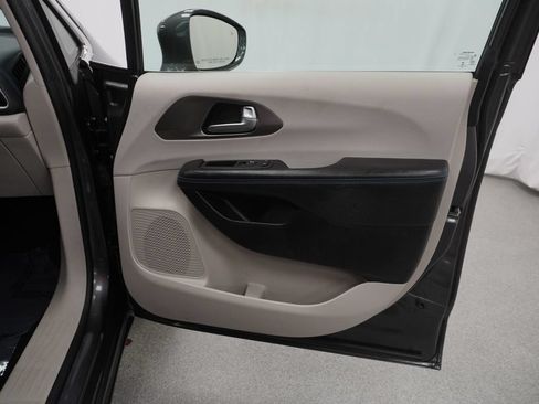 Certified 2021 Chrysler Pacifica Touring-L FWD image 43