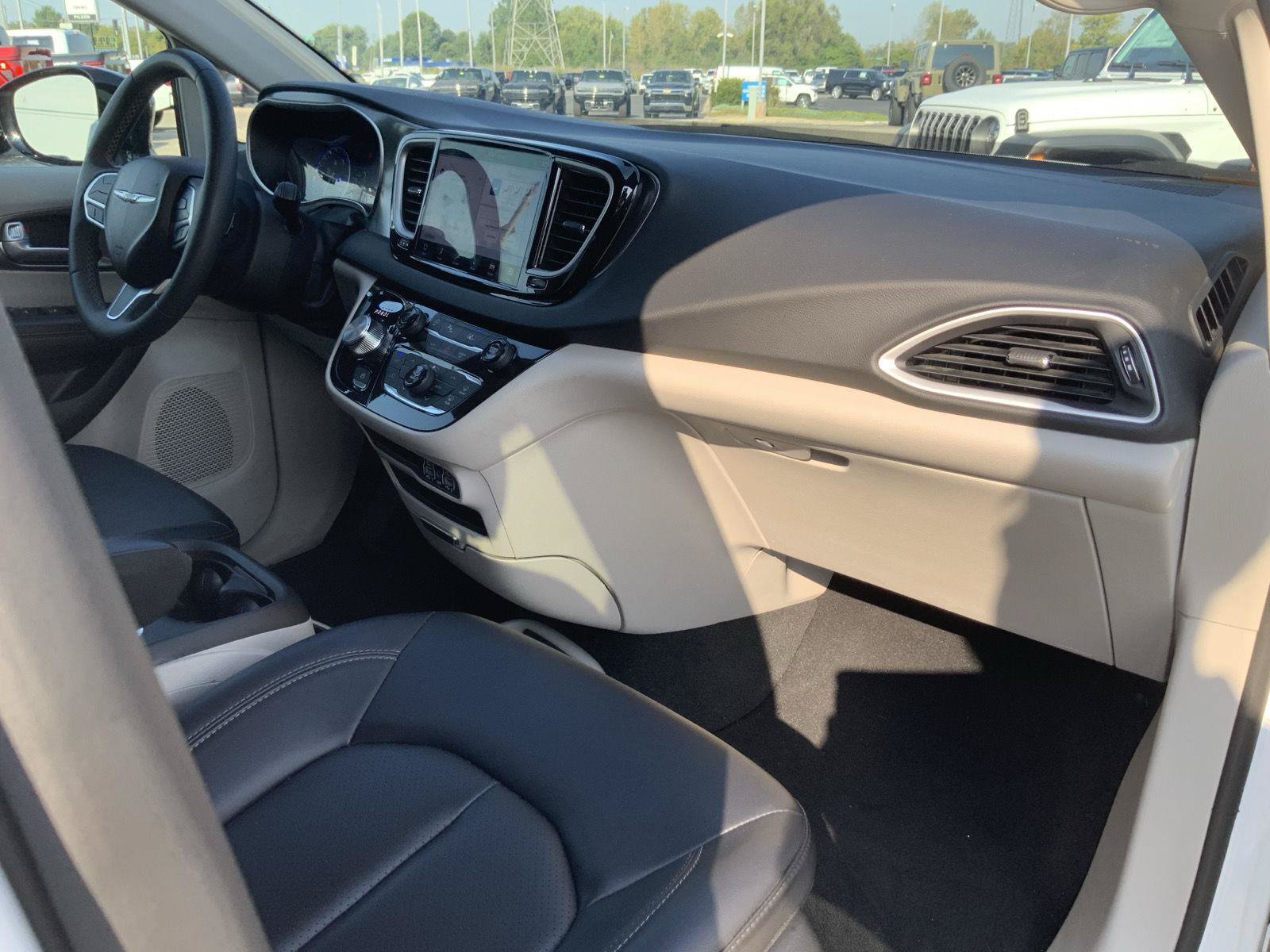 Used 2024 Chrysler Pacifica Touring-L FWD image 53