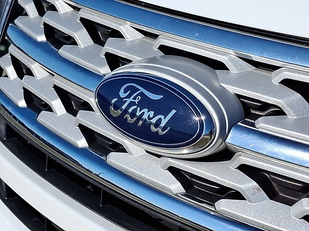 Used 2018 Ford Explorer XLT w/ Equipment Group 202A FWD image 4