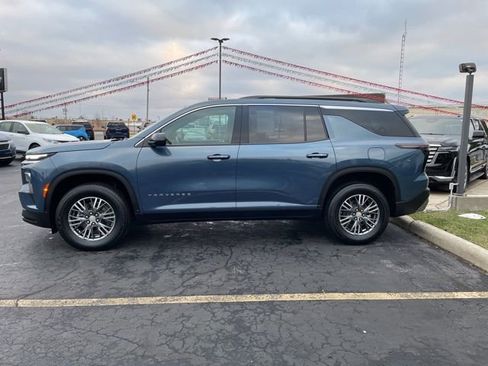 Used 2025 Chevrolet Traverse LT image 4