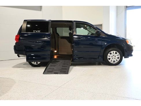 Used 2017 Dodge Grand Caravan SE w/ Power Window Group FWD image 17