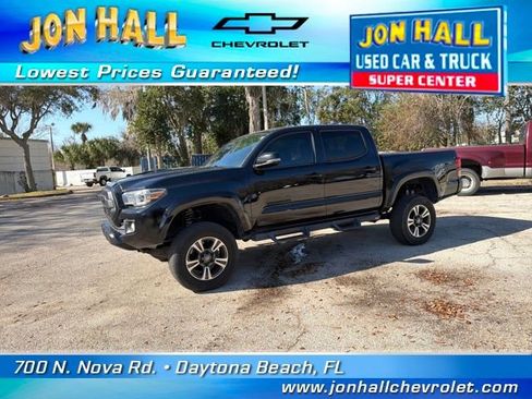 Used 2019 Toyota Tacoma TRD Sport image 3