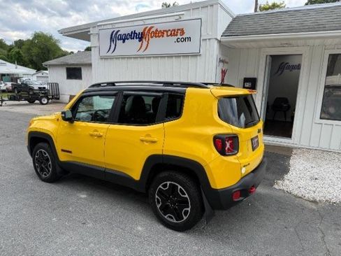 Used 2016 Jeep Renegade Trailhawk w/ Premium Trailhawk Package AWD/4WD image 11