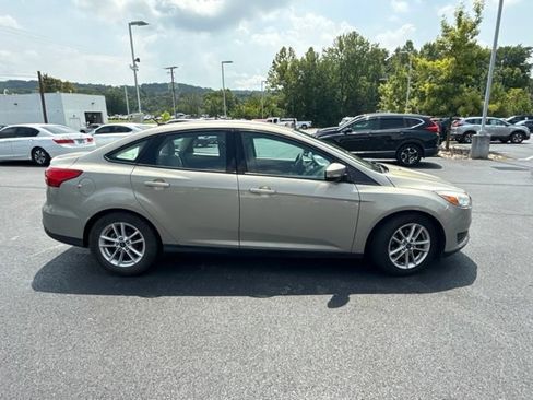 Used 2015 Ford Focus SE FWD image 3