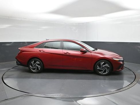Used 2025 Hyundai Elantra SEL FWD image 15