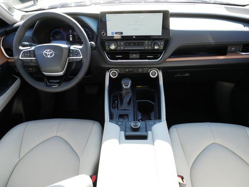 Certified 2026 Toyota Grand Highlander Platinum image 10