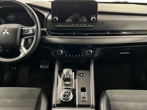 Used 2023 Mitsubishi Outlander SE image 13