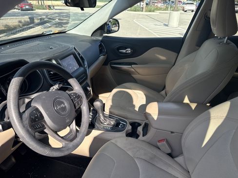 Used 2019 Jeep Cherokee Latitude w/ Popular Appearance Group FWD image 5