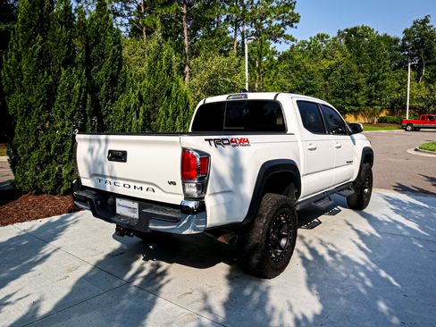 Used 2020 Toyota Tacoma TRD Off-Road AWD/4WD image 10