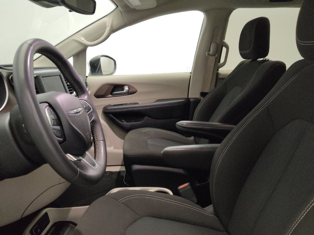 Used 2023 Chrysler Voyager LX FWD image 17