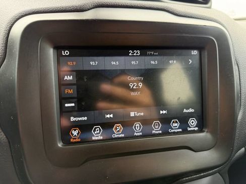 Used 2018 Jeep Renegade Altitude FWD image 20