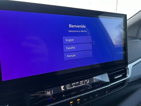 Used 2025 Toyota Sienna XLE image 18