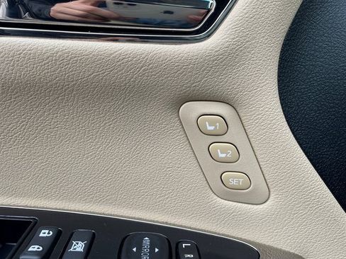 Used 2016 Toyota Avalon Limited image 27