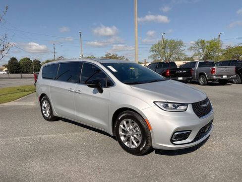 New 2026 Chrysler Pacifica Limited w/ Trailer Tow Group image 1