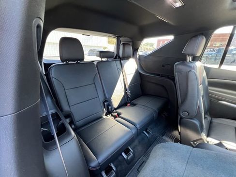 Used 2025 Chevrolet Traverse RS image 29